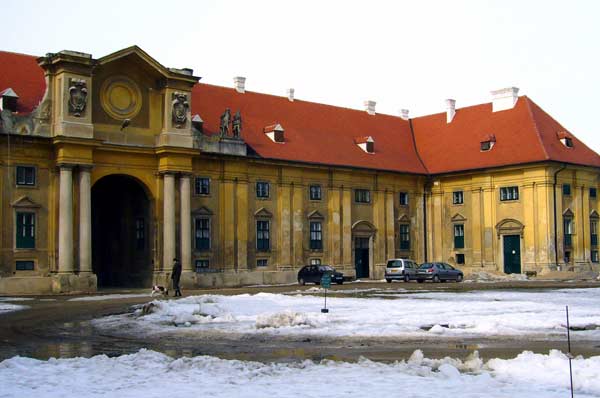Schloss Eisgrub Reithof heute